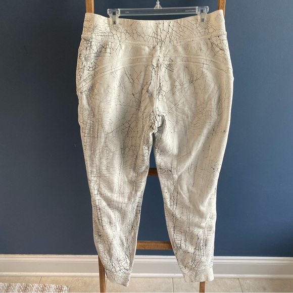 Lululemon Warm Down Joggers sweatpants 7/8 Length
Thread Dye White Black-size 12 - Picture 2 of 13